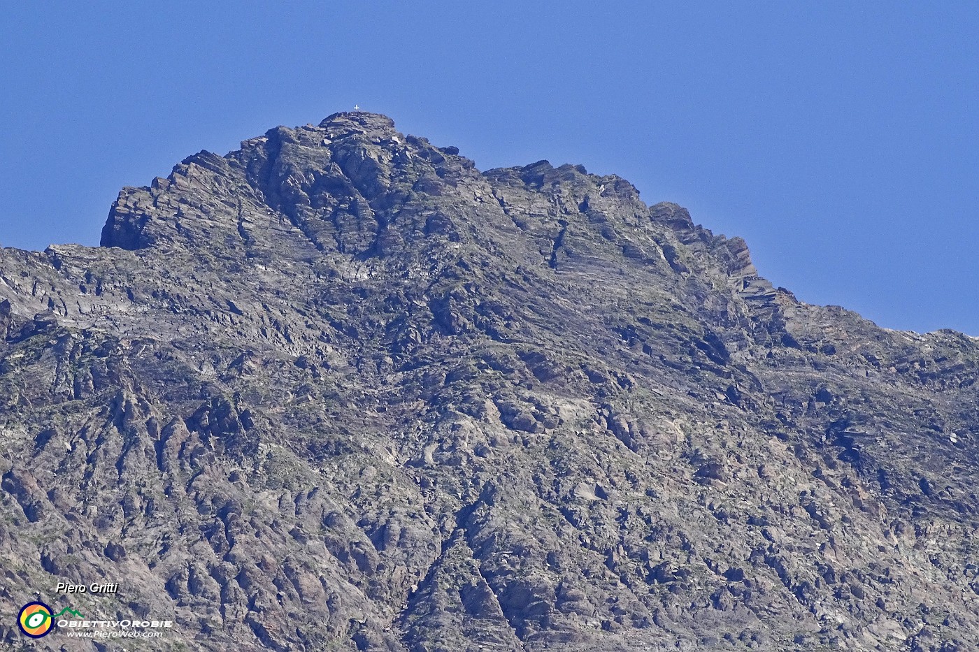 27 Doppio zoom sulla cima con croce del Monte Gleno.JPG -                                